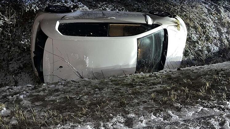 Frau (18) baut Gl&auml;tteunfall im Frankenwald - Kinder (8, 9) mit im Auto