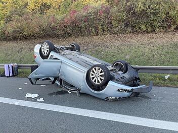 VW Golf &uuml;berschl&auml;gt sich auf A9 bei Pegnitz