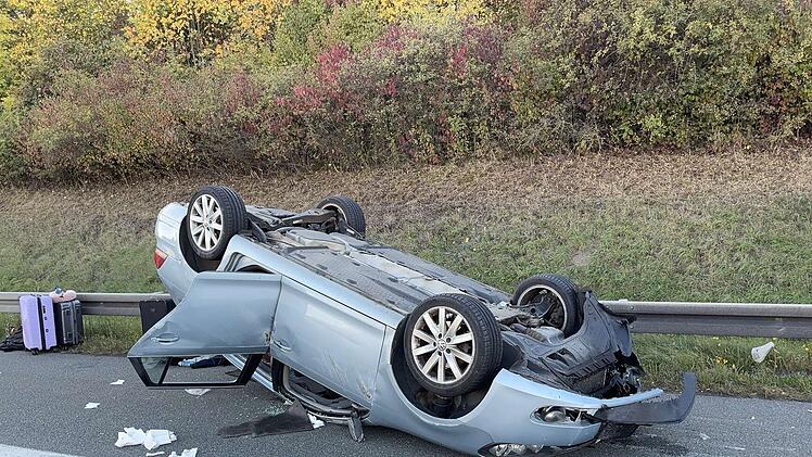 VW Golf &uuml;berschl&auml;gt sich auf A9 bei Pegnitz