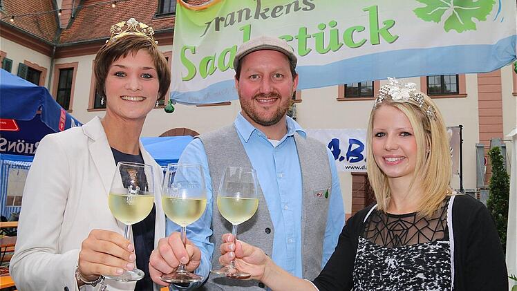 Christin Ungemach (links), Fränkische Weinkönigin, und Weinprinzessin Antonia Müller (rechts) mit Kellermeister Matthias Büttner.
