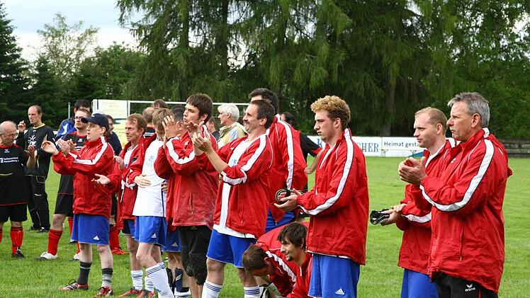 Die Melkendorfer Fußballer mit ihrem Trainer Karl-Heinz Wiesel (rechts). Foto: Monika Limmer