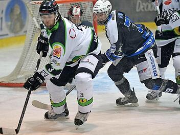 Richard Stütz (li.) kehrte als einer von vier Rekonvaleszenten in die Höchstadter Mannschaft zurück und gab den Alligators im Heimspiel gegen den HC Landsberg vor allem defensiv Halt. Foto: Picturedreams