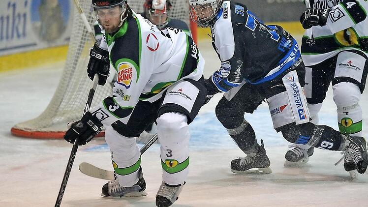 Richard Stütz (li.) kehrte als einer von vier Rekonvaleszenten in die Höchstadter Mannschaft zurück und gab den Alligators im Heimspiel gegen den HC Landsberg vor allem defensiv Halt. Foto: Picturedreams