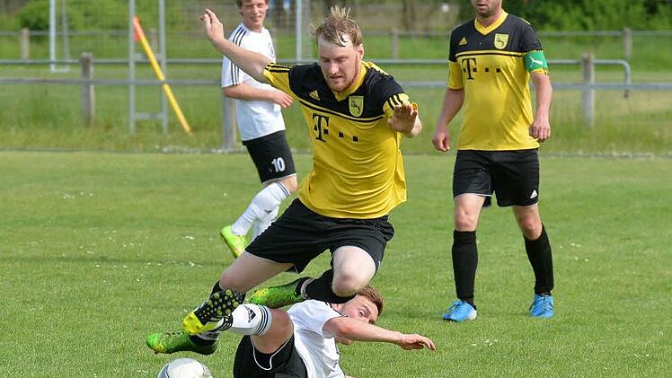 Die SpVgg Mühlhausen (weiße Trikots) fertigte den TSV Burgwindheim mit 9:0 ab und schoss sich warm für das Entscheidungsspiel, in dem sie gegen Schönbrunn um Platz 2 kämpfen wird.