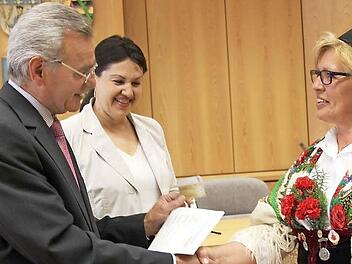 Pia Ender vom Trachtenverein "Rosenbergler" erhielt die Ehrenamtskarte in Gold. Sie hält es für wichtig, sich für die Heimat zu engagieren. Mit im Bild: Landrat Oswald Marr und die Zweite Bürgermeisterin der Stadt Kronach, Angela Hoffmann. Foto: Veronika Schadeck