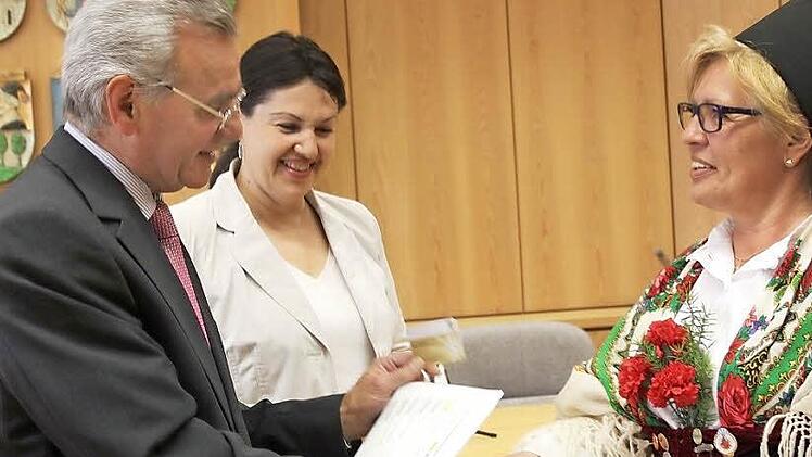 Pia Ender vom Trachtenverein "Rosenbergler" erhielt die Ehrenamtskarte in Gold. Sie hält es für wichtig, sich für die Heimat zu engagieren. Mit im Bild: Landrat Oswald Marr und die Zweite Bürgermeisterin der Stadt Kronach, Angela Hoffmann. Foto: Veronika Schadeck