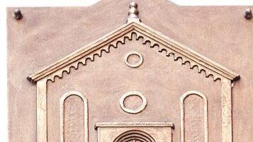 Die Gedenktafel, die in den Theatergassen an die einstige Synagoge und die "Weiße Taube" erinnert. Foto: Fiedler