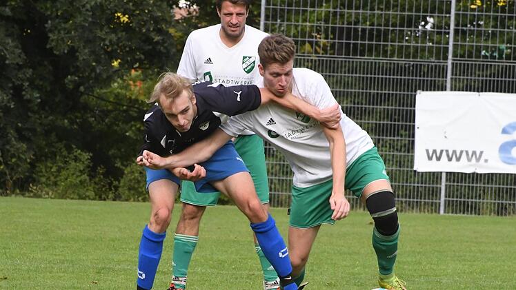 Nicht viel zu holen gab es für den TSV Oberthulba beim SV Garitz, auch wenn sich Erik Beyer (links) in dieser Aktion sehr bemüht.Hopf