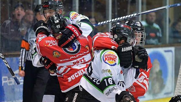 Dass die damaligen Streith&auml;hne Jiri Ryzuk (in Wei&szlig;, v. li.) und Marc Kaczmarek nicht mehr bei den Alligators spielen, k&ouml;nnte das Duell mit Buchloe ein wenig entsch&auml;rfen.  Foto: Archiv