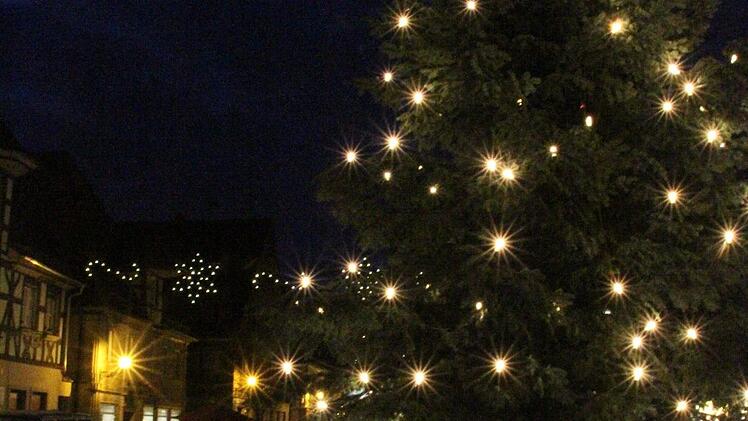 Der Baum leuchtet nun wieder in der Weihnachtszeit.  Fotos: M. Busch