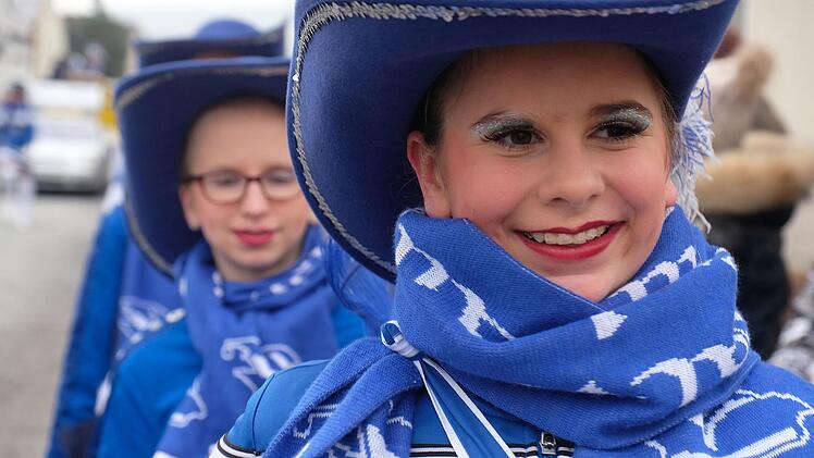 Dicke Schals für die Prinzengarde Blau-Weiss.