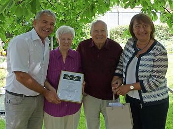 Ludwig Nagel (l.) und Gaby Klaußner (r.) gratulierten Kunigunde und Peter Mönius. Foto: Pauline Lindner