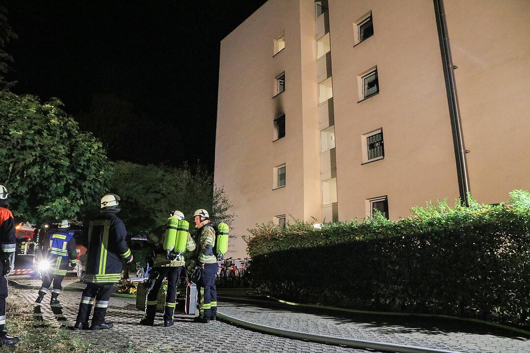 Bamberg: Brand in Mehrfamilienhaus - Feuerwehr findet leblosen Bewohner