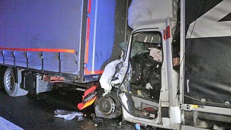 Ein Kleinlastwagen fuhr ungebremst auf den vorausfahrenden 40-Tonner auf. Der Fahrer wurde schwer verletzt. Foto: News5/Zeilmann
