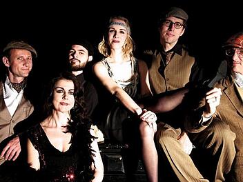 Das Schellack-Ensemble singt und musiziert im Kloster Wechterswinkel in der Besetzung Svenja Fischer (Gesang), Peter Wittmann (Gesang), Stefan Radtke (Klavier), Beate Fischer (Geige), Philipp Mai (Bass) und Mark Pusker (Klarinette). Foto: Michaela Lütthringhaus