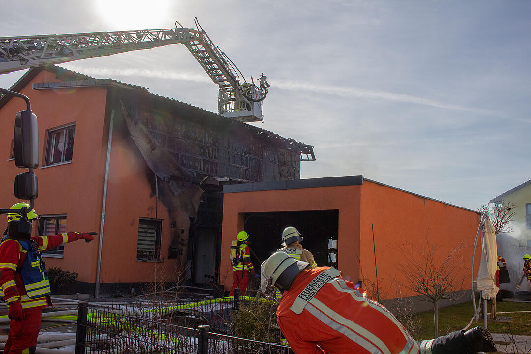 Markt Erlbach:  Brand in Einfamilienhaus – Vater und Sohn verletzt