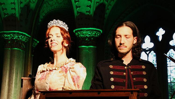 In Sehnsucht: Albert und Victoria (Ulrike Barz-Murauer und Stefan Schneller) im Marmorsaal von Schloss Rosenau. Carolin Herrmann