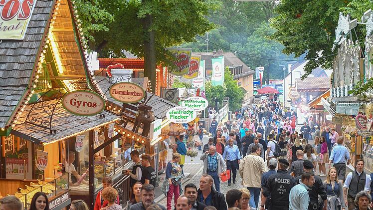 Am Donnerstag wurde in Erlangen die 264. Bergkirchweih eröffnet. Für die Polizei gab es einiges zu tun - doch insgesamt verlief der Auftakt recht friedliche. Foto: Ronald Rinklef