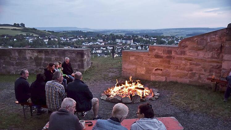 Die wenigen, die zum Wallgraben der Burg kamen, genossen am späteren Abend das Feuer der Schlossgemeinde oben auf der Burg.
