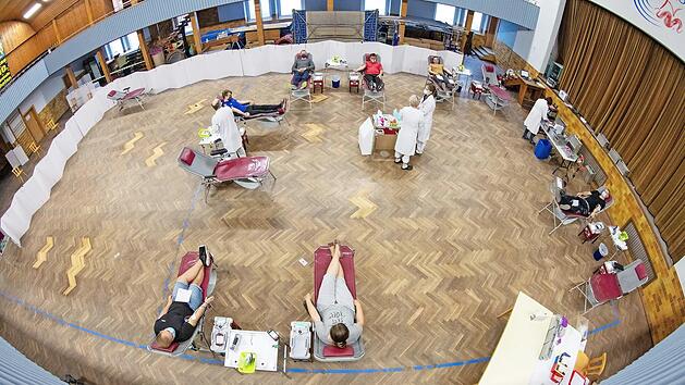 Nur mit dem Fisheye-Objektiv kann man von der Galerie aus den gesamten Saal der Michelauer Turnhalle erfassen, um zu zeigen, wie gro&szlig;z&uuml;gig die Abst&auml;nde bei der j&uuml;ngsten Blutspende in Michelau eingehalten wurden.  Foto: Klaus Gagel