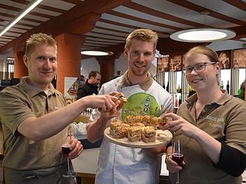 Marcus Beran (Mitte) stellte beim Soft-Opening der Regionalvinothek sein engeres Team vor. Mit dabei sind auch Koch Matthias Rei&szlig;ig (Fuchsstadt) und Berans Lebensgef&auml;hrtin Carina Kolb.