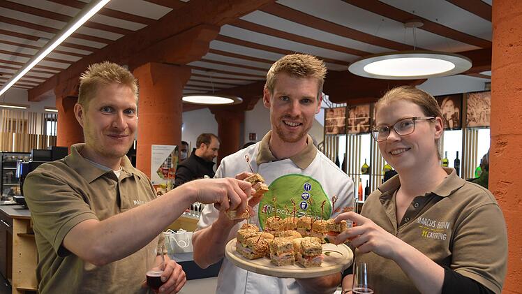 Marcus Beran (Mitte) stellte beim Soft-Opening der Regionalvinothek sein engeres Team vor. Mit dabei sind auch Koch Matthias Rei&szlig;ig (Fuchsstadt) und Berans Lebensgef&auml;hrtin Carina Kolb.