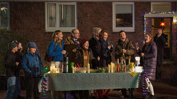 Die Hausgemeinschaft feiert Silvester - nur Prange ist bockig und bleibt erst mal in der Wohnung.