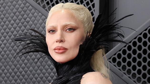 Ist es ein Zeichen von Sparsamkeit oder doch Geiz, wenn reiche Hollywood-Stars wie Sarah Jessica Parker, Kevin Costner oder Lady Gaga (Bild) teure Kleider vom Set mitnehmen oder auf Rabatt-Gutscheine abfahren?