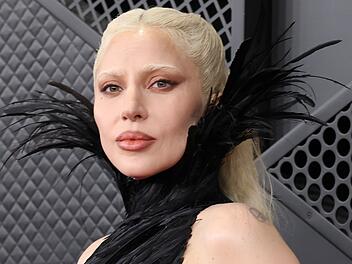 Ist es ein Zeichen von Sparsamkeit oder doch Geiz, wenn reiche Hollywood-Stars wie Sarah Jessica Parker, Kevin Costner oder Lady Gaga (Bild) teure Kleider vom Set mitnehmen oder auf Rabatt-Gutscheine abfahren?