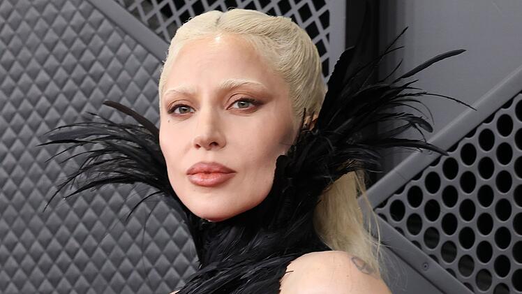 Ist es ein Zeichen von Sparsamkeit oder doch Geiz, wenn reiche Hollywood-Stars wie Sarah Jessica Parker, Kevin Costner oder Lady Gaga (Bild) teure Kleider vom Set mitnehmen oder auf Rabatt-Gutscheine abfahren?