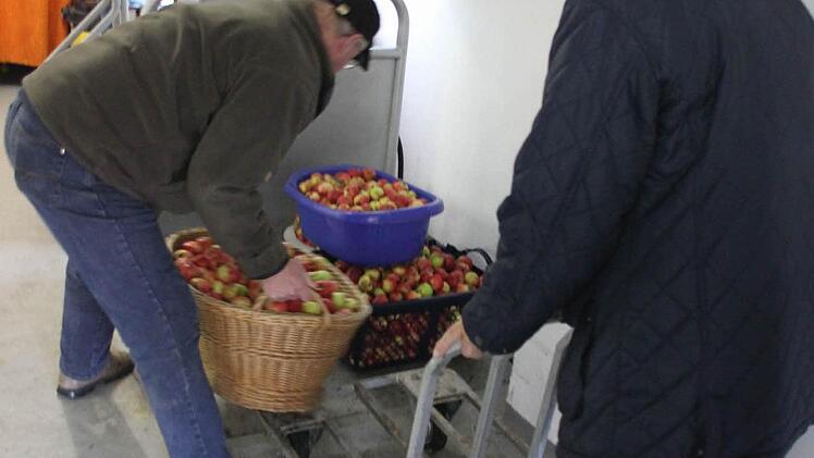 Die angelieferten Äpfel werden zuerst gewogen.