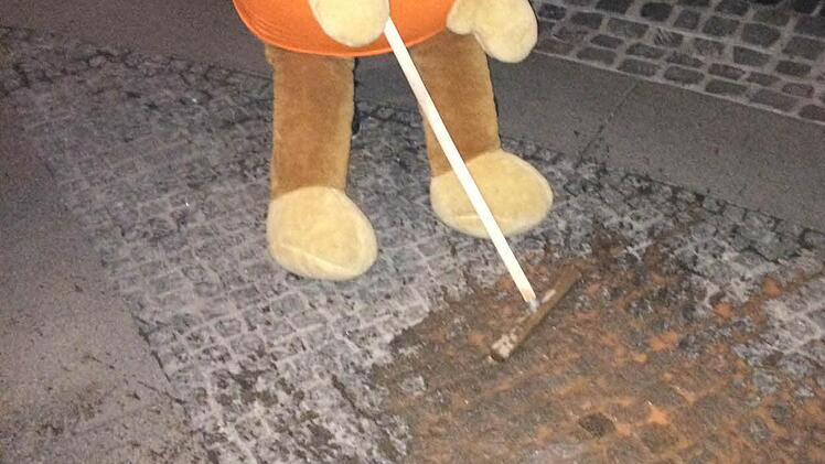 JC-Maskottchen beim Schrubben.