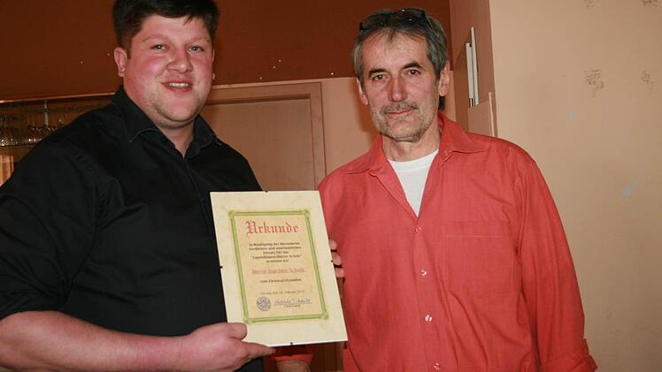 Alexander Schneider (links) überreichte dem scheidenden Vorsitzenden Joachim Scholz die Ernennungsurkunde zum Ehrenvorsitzenden. Fotos: Gabriele Sell