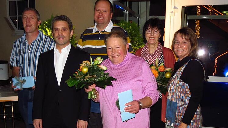 Kurdirektor Frank Oette (2. von links) ehrte die langj&auml;hrigen Mitarbeiter (v. l.): Burkard Grom, Heiko B&uuml;ttner-Heinlein, Maria Memmel und Erika Beck. Reechts dieLeiterin der Abteilung Personal und Finanzen Petra Schr&ouml;der Foto: Staatsbad GmbH
