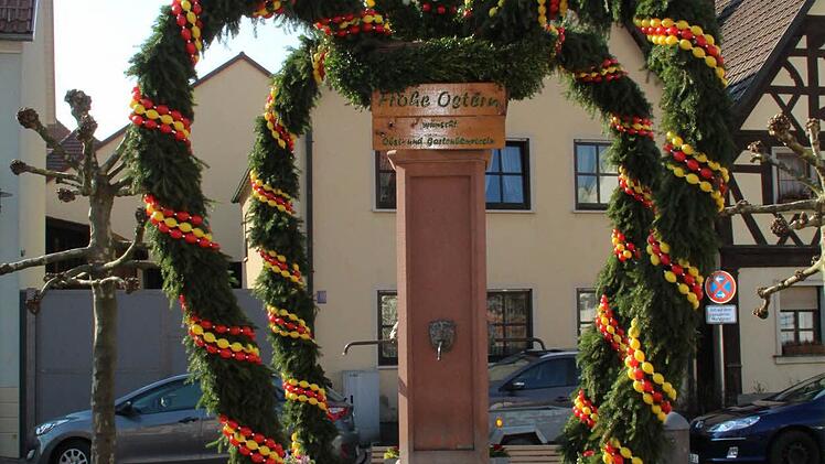 Der Osterbrunnen (im Bild von März 2016) ist ein Projekt, mit dem die Mitglieder des Obst- und Gartenbauvereins Euerdorf alljährlich die Marktgemeinde verschönern. Foto: Reinhold Zirwick/Archiv
