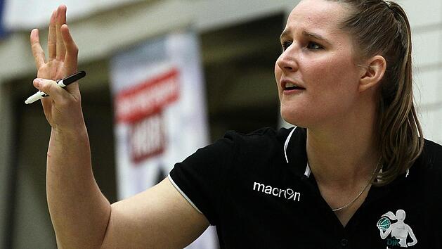 Vor allem die j&uuml;ngeren Spielerinnen k&ouml;nnen auch in den Play-offs von der Erfahrung einer Jessica Miller profitieren. Einst Mannschaftskameradin, gibt die US-Amerikanerin bei der DJK Brose Bamberg ihr Wissen an der Seite von Ulf Schabacker jetzt als Trainerin weiter. Foto: sportpress