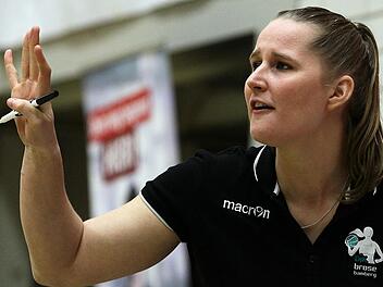 Vor allem die j&uuml;ngeren Spielerinnen k&ouml;nnen auch in den Play-offs von der Erfahrung einer Jessica Miller profitieren. Einst Mannschaftskameradin, gibt die US-Amerikanerin bei der DJK Brose Bamberg ihr Wissen an der Seite von Ulf Schabacker jetzt als Trainerin weiter. Foto: sportpress