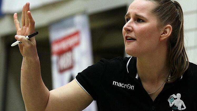 Vor allem die j&uuml;ngeren Spielerinnen k&ouml;nnen auch in den Play-offs von der Erfahrung einer Jessica Miller profitieren. Einst Mannschaftskameradin, gibt die US-Amerikanerin bei der DJK Brose Bamberg ihr Wissen an der Seite von Ulf Schabacker jetzt als Trainerin weiter. Foto: sportpress
