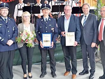 Ernennung zum Ehrenmitglied von Clemens Wicklein (Vierter v. l.) mit von links Vorsitzendem Matthias Wittmann, Sabine Wachter, Kommandant und KBM Markus Wachter, Landrat Klaus Löffler, Zweitem Bürgermeister und Schirmherr Stephanus Neubauer Foto: Karl-Heinz Hofmann
