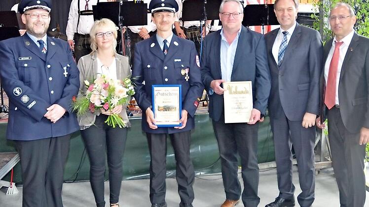 Ernennung zum Ehrenmitglied von Clemens Wicklein (Vierter v. l.) mit von links Vorsitzendem Matthias Wittmann, Sabine Wachter, Kommandant und KBM Markus Wachter, Landrat Klaus Löffler, Zweitem Bürgermeister und Schirmherr Stephanus Neubauer Foto: Karl-Heinz Hofmann
