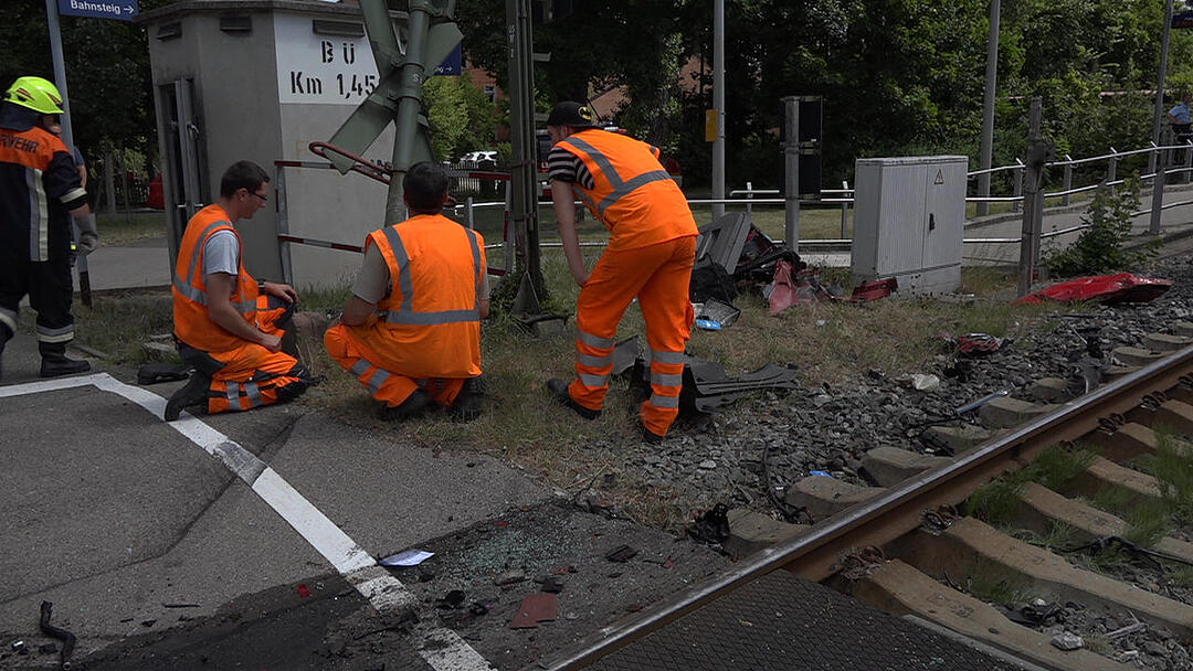 Auto fährt in Roth trotz Warnzeichen auf Gleise und wird von Zug erfasst