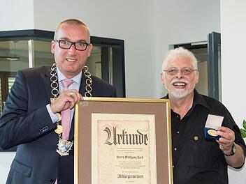 Bad Bocklets Bürgermeister Andreas Sandwall (links) gratuliert dem frischgebackenen Altbürgermeister Wolfgang Back. Der wurde in einer Feierstunde zudem mit der Goldenen Bürgermedaille ausgezeichnet.  Foto: Björn Hein