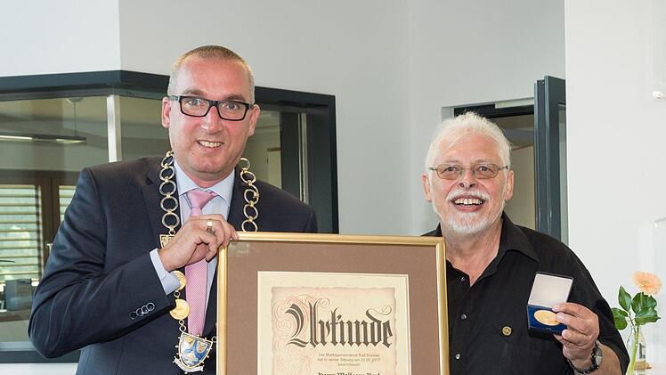 Bad Bocklets Bürgermeister Andreas Sandwall (links) gratuliert dem frischgebackenen Altbürgermeister Wolfgang Back. Der wurde in einer Feierstunde zudem mit der Goldenen Bürgermedaille ausgezeichnet.  Foto: Björn Hein