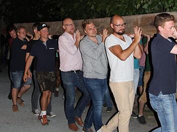 Rund 30 Männer halfen, die Kerwa zu Grabe zu tragen.Foto: Katharina Müller-Sanke