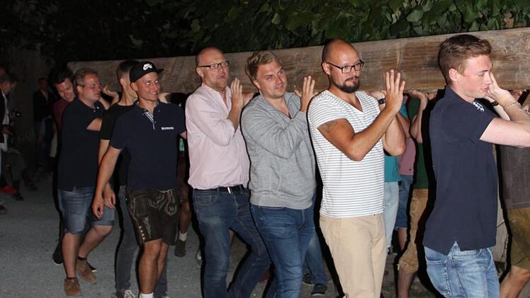 Rund 30 Männer halfen, die Kerwa zu Grabe zu tragen.Foto: Katharina Müller-Sanke