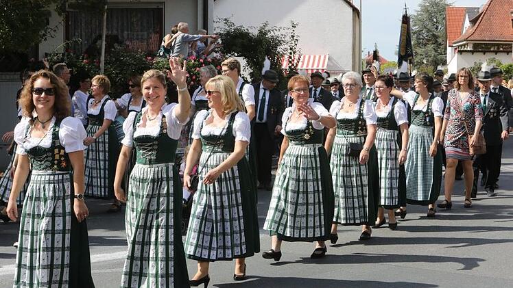 Der Festzug in Langensendelbach Foto: Barbara Herbst