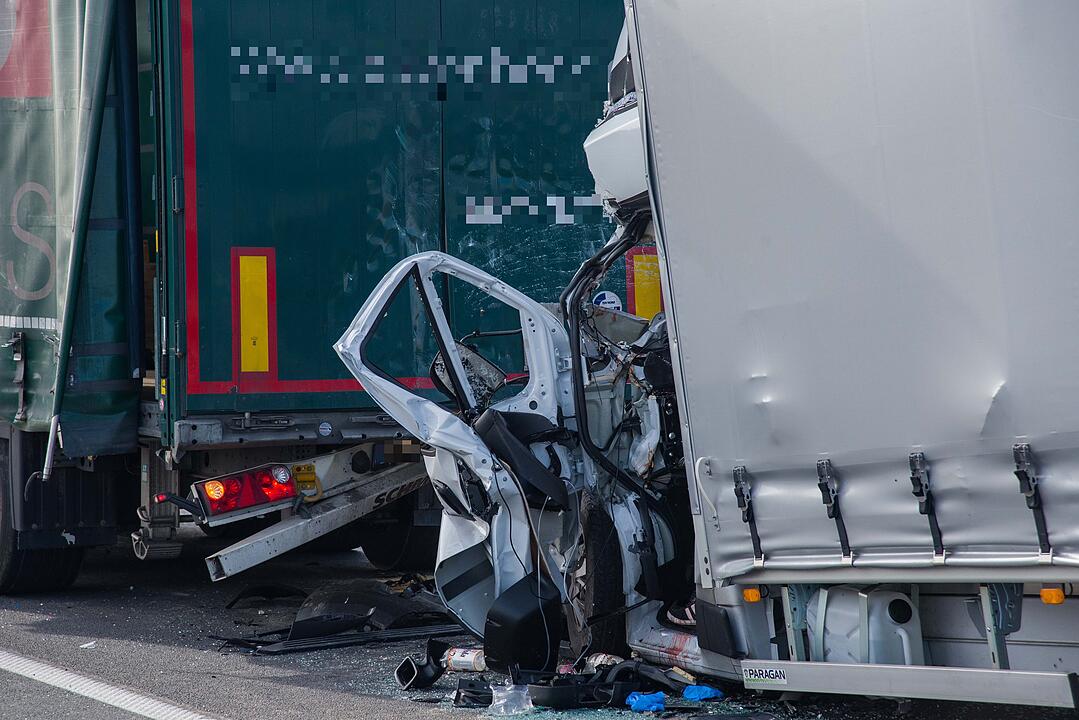 Tödlicher Unfall auf der A3: Stauende übersehen - Kleinlaster prallt mit voller Wucht auf Lkw