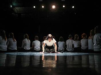 Im  totalitären System gefangen: DerJugendclub des Landestheaters Coburg in "1984". Henning Rosenbusch