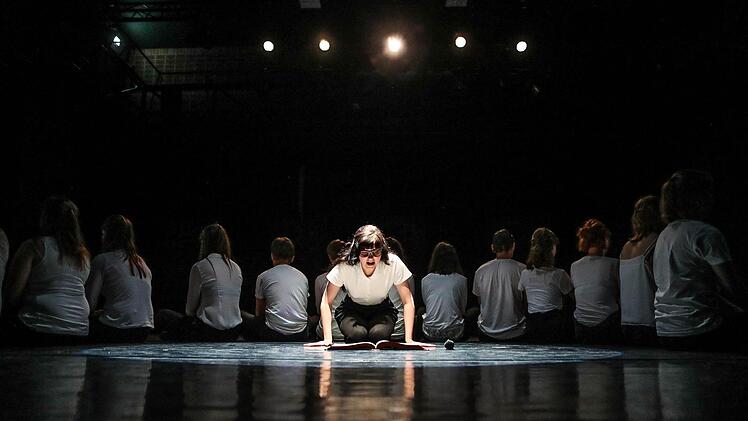 Im  totalitären System gefangen: DerJugendclub des Landestheaters Coburg in "1984". Henning Rosenbusch
