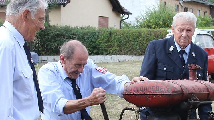 Bei Ehrenmitgliedern, die früher in der Wehr aktiv waren, weckte die alte Spritze aus dem Jahr 1964 einige Erinnerungen. Von links: Dieter Hartmann, Gerhard Janson und Erwin Schreiner. Foto: Michael Stelzner